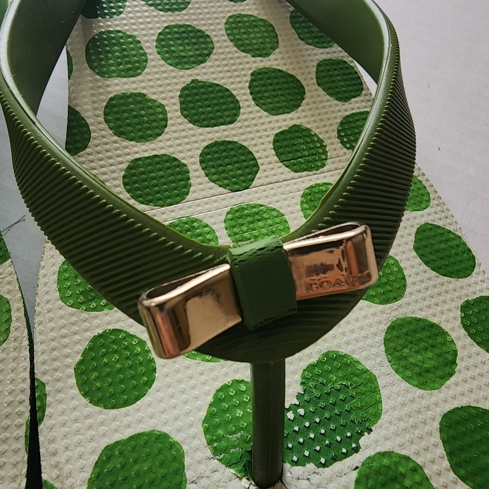🌸 Coach |‎ Green Polka Dot Flip Flops, size  8 - Picture 5 of 8